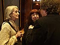 Stále veselá Katerina Anghelaki-Rooke z Řecka v hovoru se slavnou kolegyní Nadine Gordimer a prezidentem festivalu Michaelem Marchem